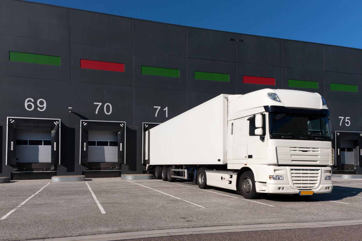 Camió en terminal de càrrega